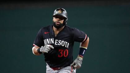 Santana, quien asumirá el rol de inicialista tras la salida de Josh Naylor, llega a Cleveland en un momento clave para el equipo(AP Foto/LM Otero) - Imagen de archivo