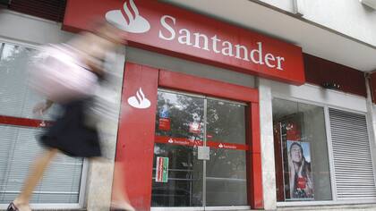 Santander se dispone a cerrar unas 450 sucursales pequeñas en España