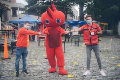 Santanderito estuvo presente como voluntario de Cruz Roja Argentina en la semana de la donación.