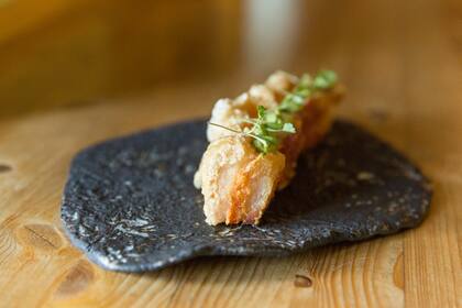 Santerra se define como neotaberna castiza. No sólo tiene la mejor croqueta de España: también ofrece un menú degustación en el subsuelo.