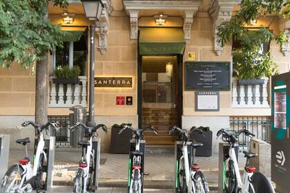 Santerra se define como neotaberna castiza. No sólo tiene la mejor croqueta de España: también ofrece un menú degustación en el subsuelo.