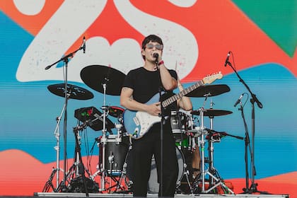 Santi Celli, en el escenario Norte durante el día 1 del Cosquín Rock