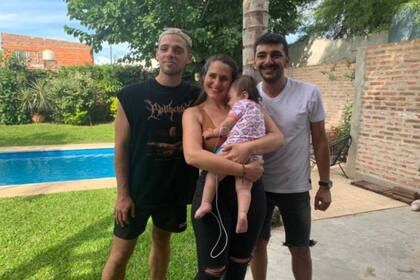 Santi junto a Emmita y sus padres, para quien hizo la primer gran colecta (Foto Instagram)