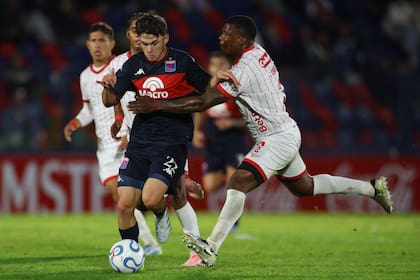 Santi López encara a Marlon Torres; el atacante resultó una pieza de desequilibrio y participó de las dos jugadas en los goles de Tigre