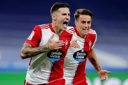 Santi Mina festeja su gol, el 1-0, con Franco Cervi; Celta de Vigo logró estar dos veces arriba pero no pudo rescatar ni un punto; el ex Central se destacó con una definición de lujo en el 2-1
