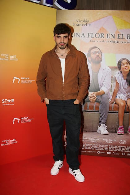 Santi Talledo tampoco quiso perderse la proyección; el actor de ATAV 2 combinó un pantalón estilo cargo con una campera de gabardina marrón