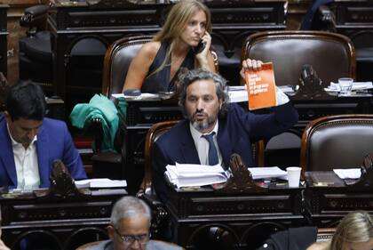 Santiafo Cafiero durante la primera jornada de la sesión por la "Ley Ómnibus" en la cámara de Diputados