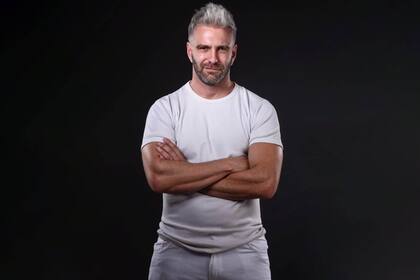 Santiago Caamaño tuvo que teñirse el pelo para Herman@s, el nuevo streaming que se estrena esta semana