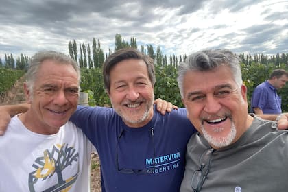 Santiago Achával (centro), junto al enólogo italiano Roberto Cipresso (derecha)