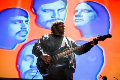 Santiago al frente de El Mató a un Policía Motorizado, en un show de junio de 2024