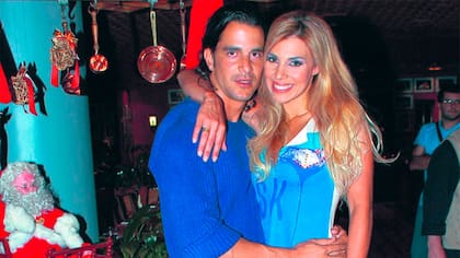 Santiago Almeyda junto a su mujer, Natalia Fava