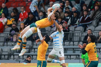 Santiago Alvarez, de Argentina, en acción durante el match entre los Pumas y Australia