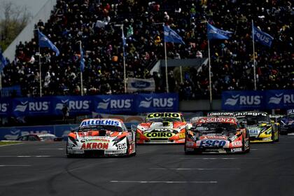 Santiago Álvarez y Valentín Aguirre en el último relanzamiento del TC en el autódromo de Buenos Aires; un duelo de arrecifeños, de Dodge y que comparten garaje en el equipo JP Carrera