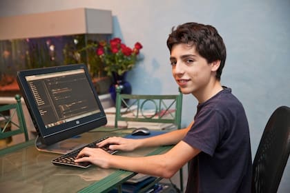 Santiago Aranguri tiene 14 años y programó una plataforma para buscar personas perdidas