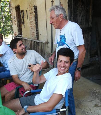 Santiago arribó sin conocer a nadie al pueblo de su abuelo, y en cuatro meses se transformó en uno más de ellos.