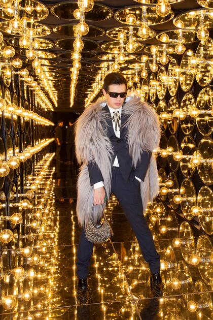 Santiago Artemis aportó su toque a la velada con un diseño propio que completó con una estola de cabra sintética.