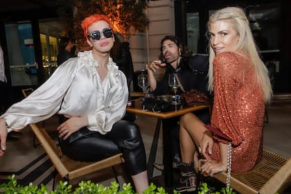 Santiago Artemis, Dionisio Heiderscheid y Daniela Urzi disfrutaron de un espumante en el evento Les Nuits BARON B