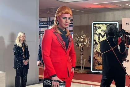Santiago Artemis lució un look inspirado en David Bowie