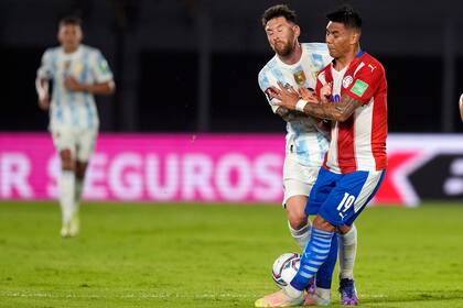 Santiago Arzamendia, frente a Lionel Messi 