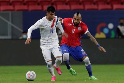 Santiago Arzamendia, una revelación de Paraguay, choca con Arturo Vidal, en un encuentro luchado, trabado