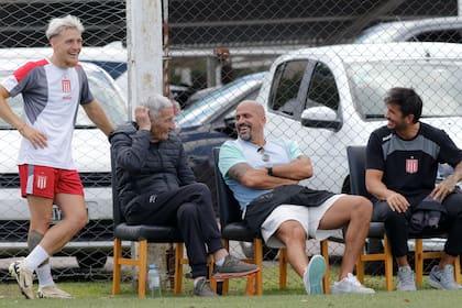 Santiago Ascacíbar, capitán de Estudiantes, se ríe junto a Juan Ramón Verón, Juan Sebastián Verón y Marcos Angeleri, en un alto en la práctica de Estudiantes. El club vive horas decisivas respecto de la sociedad en suspenso con el Grupo Gillett