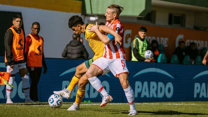 Santiago Ascacíbar, de Estudiantes, marca a Justo Giani, de Aldosivi