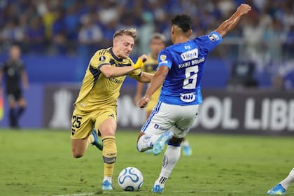 Santiago Ascacibar disputa la pelota con Kaiki Bruno durante el duelo en Brasil