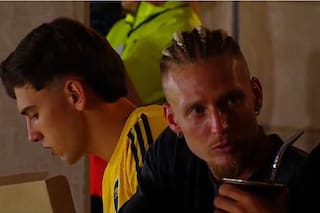 La noche de Ascacibar en La Plata: insultos, burlas, mates, empanadas y el grito del gol... de Boca