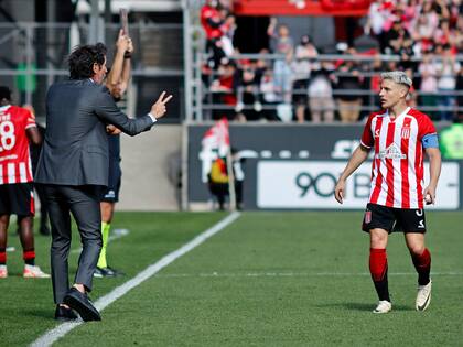 Santiago Ascacíbar recibe indicaciones de Eduardo Domínguez; el volante elogia al entrenador