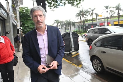Santiago Bausili, próximo presidente del Banco Central, se retira de las oficinas de Libertador al 600