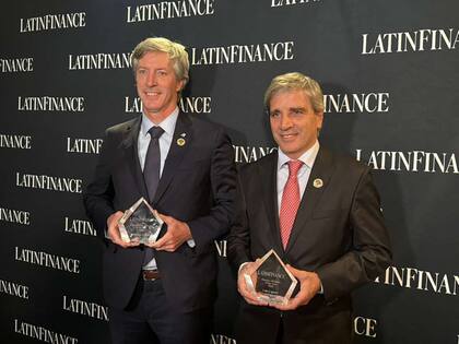 Santiago Bausili y Luis Caputo recibieron el premio de Latin Finance.