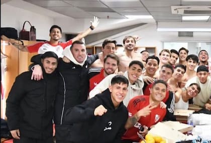 Santiago Beltrán abrazado con Franco Armani en el vestuario de River, tras un triunfo inolvidable