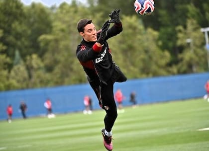 Santiago Beltrán, el arquero de River, está en San Martín de los Andes y el domingo jugaría ante Millonarios