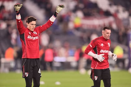 Santiago Beltrán, en primer plano como su presente futbolístico; detrás, Franco Armani