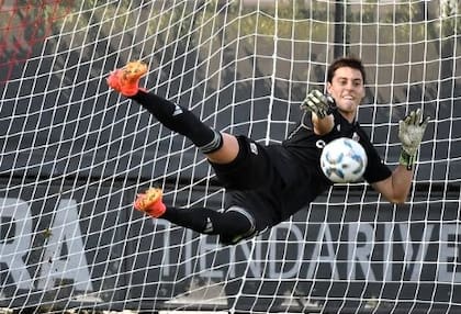 Santiago Beltrán es ágil, con buenos reflejos y ataja penales