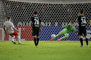 Así fue el penal que atajó Beltrán y salvó a River tras un error grosero de Martínez Quarta