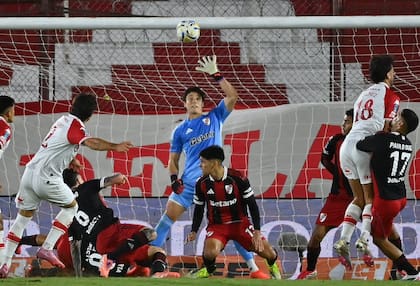 Santiago Beltrán y una reacción a tiempo ante Huracán: con firmeza y seguridad en el arco de River hizo olvidar la ausencia de Armani