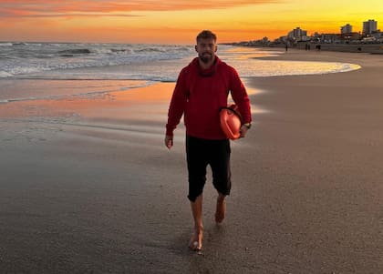 Santiago Biglieri, con el torpedo en mano, listo para su trabajo como guardavidas (Foto: gentileza)