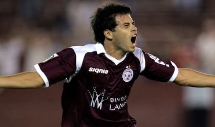 Santiago Biglieri, conocido futbolísticamente por el apodo "Saviolita" debutó y salió campeón con Lanús