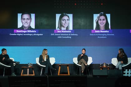 Santiago Bilinkis, Ina Mainetti e Inés Nosetti en su panel durante la conferencia Business Transformation, moderados por Camila Manera, manager de datos e inteligencia artificial en Naranja X. Crédito: AmCham.