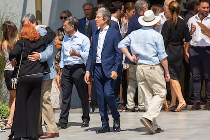 Santiago Blaquier, llevó traje a pesar del calor. A su lado se lo ve a Claudio Stamato, asistente de su padre por casi 40 años.