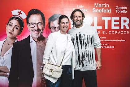 Santiago Braverman, el reconocido odontólogo de los famosos, asistió al estreno acompañado por su mujer