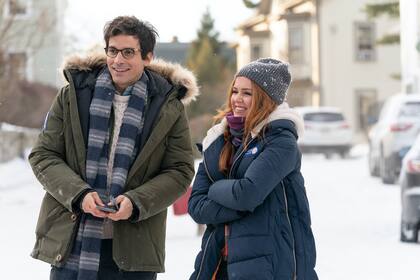 Santiago Cabrera e Isla Fisher en Amadrinhada, una película navideña en busca de un "felices para siempre" más realista