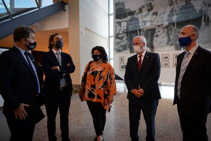 Santiago Cafiero (canciller) junto a Carla Vizzotti (ministra de Salud); Guillermo Carmona (Secretario de Malvinas, Antártida y Atlántico Sur); Jorge Taiana (ministro de Defensa) en el Museo Malvinas