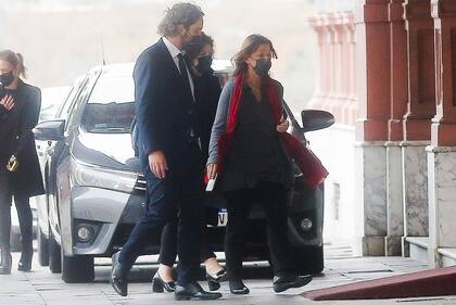 Santiago Cafiero, Carla Vizzotti entrando a la Casa Rosada después de la PASO