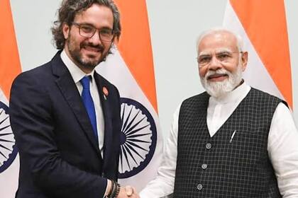 Santiago Cafiero, en un encuentro con el Primer Ministro de India, Narendra Modi; desde Cancillería relativizaron las demoras en la aceptación de las credenciales de los embajadores