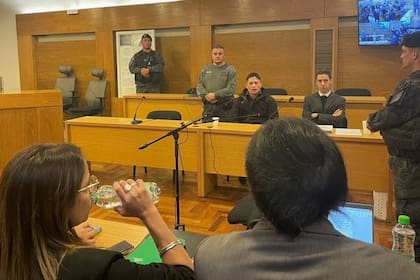 Santiago Campos Matos, acusado del femicidio de Anahí Bulnes, responde preguntas personales en el juicio