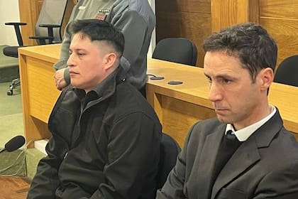 Santiago Campos Matos, acusado del femicidio de Anahí Bulnes, con su abogado defensor en el juicio.