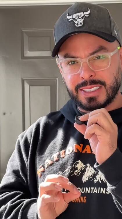 Santiago Cano es un creador de contenidos colombiano radicado en Carolina del Norte