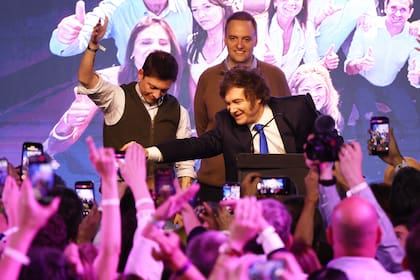 Santiago Caputo, al lado de Javier Milei en el bunker de LLA el domingo de la victoria electoral